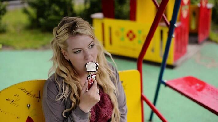 백인 모델 공원 행복 음식 아이스크림 디저트 한명 앉기 금발 뷰티 섹시 귀여움 얼음 입 달콤 핥기 빨다 플러스 먹기 그네 치수 굴곡 MOV 해외동영상 클립영상 자연요소 서양인 1 헤어스타일 기호 공공시설 감정 컨셉 모션 사람 신체부위 맛 동영상 파일형식