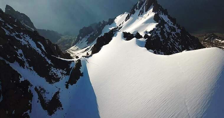 여행 겨울 하늘 산 안테나 파노라마 사람 사람없음 얼음 등산 트래킹 하이킹 광선 흰색 그룹 위험 오르기 알프스 암초 산봉우리 항공촬영 드론 산악가 원정 절정 카자흐스탄 눈내림 4K 알마티 MP4 해외동영상 클립영상 자연요소 계절 유럽 아시아 뷰포인트 컬러 컨셉 통신 모션 레저 눈_날씨 촬영기법 봉우리 동영상 파일형식