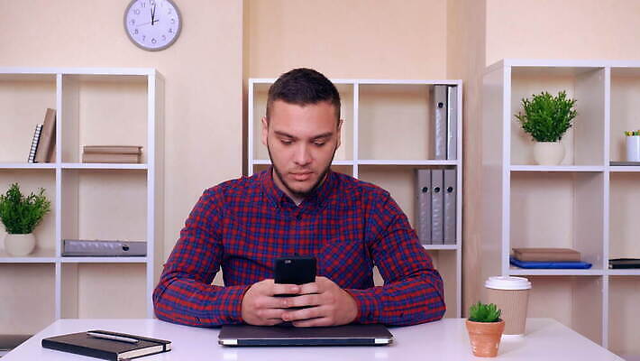 직업 남자 인터넷 회사 통신 모바일 노동자 직장 한명 미소 사람 내부 스마트폰 핸드폰 컴퓨터 컬러풀 사무실 유행 스크린 터치 업무 작업 메시지 어플리케이션 종업원 무선전화기 스마트 책상 나눔 소셜 채팅 힙스터 셀룰러 밀레니얼 4G 혼혈 4K MOV 해외동영상 클립영상 1 패션 컬러 가구 컨셉 비즈니스 표정 IT 경제 전자제품 스마트기기 전화기 다문화 동영상 파일형식