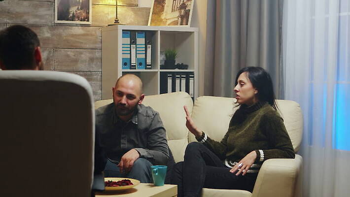 직업 커플 지도 가족 관계 결혼식 남편 스트레스 건강 대화 사람 앉기 성인 사람없음 치료 소파 사무실 외침 모임 환자 의사 분노 아내 충돌 상담 싸움 문제 이혼 정신과의사 조언 치료사 트러블 헬프 심리치료 4K MOV 해외동영상 클립영상 감정 결혼 의자 비즈니스 의학 모션 말하기 소리 의료진 도움 동영상 심리 파일형식