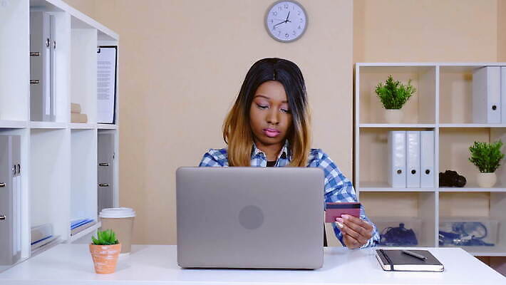 라이프스타일 여자 흑인 돈 인터넷 비즈니스 통신 표면 직장 기술 한명 미소 금융 경제 쇼핑 스크린 터치 공구 신용카드 이메일 구매 연결 무선전화기 고객 와이파이 나눔 소매 온라인 전자상거래 소셜 터치스크린 4K MOV 해외동영상 클립영상 서양인 1 회사 표정 사람 생활 도구 재산 전화기 무선인터넷 동영상 파일형식