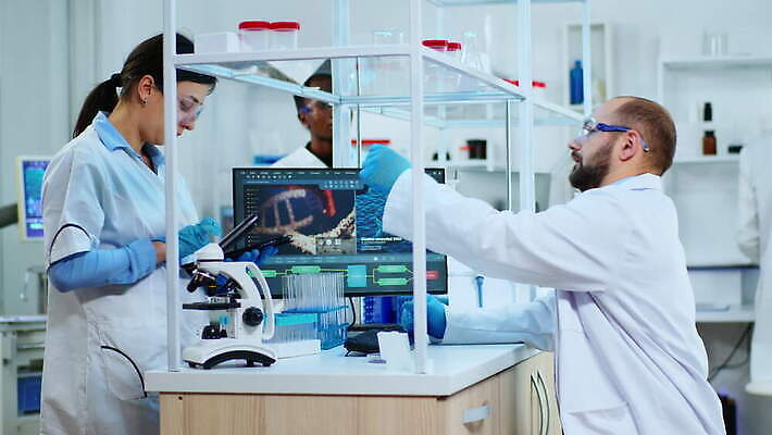 직업 과학 건강 현미경 실험 사람없음 치료 약 검은색 장비 간호사 의사 그룹 엔지니어 실험실 바이러스 보호 질병 생명공학 연구원 과학자 분석 직원 생물학 하이테크 미생물 다민족 혁명 개발 백신 전염병 화학자 코로나바이러스 4K MOV 해외동영상 클립영상 교육 컬러 컨셉 의학 생물 기술 실험기구 의료진 기술자 동영상 학자 파일형식