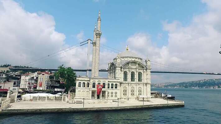 종교 바다 여행 건축양식 하늘 이스탄불 사람없음 야외 건물 파란색 도시풍경 도시 역사 중앙 연결 이슬람교 모스크 장면 동쪽 칠면조 랜드마크 바로크 보스포루스 아랍어 제국 강조 국경 4K MP4 튀르키예 해외동영상 클립영상 건축물 건축 아시아 컬러 조류 풍경 방향 동영상 파일형식