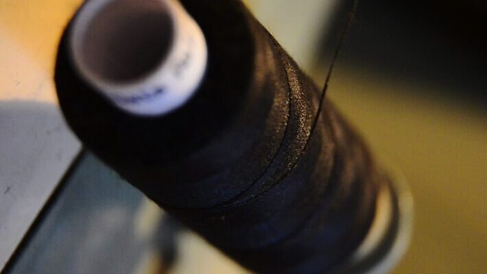 디자인 드레스 옷 선 패턴 공장 취미 사람없음 유행 금속 기계 도구 직물 면 업무 뜨개질 실 수리 바느질 공예 질감 만들기 실타래 섬유 재단 재단사 고립 골무 바늘땀 철강 톱질 MOV 해외동영상 클립영상 직업 무늬 공업 모션 재질 작업 동영상 파일형식