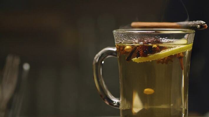 전통 라이프스타일 계절 음료 겨울 모션 유리 휴가 휴식 기념 주류 실내 따뜻함 관리 사람없음 장식 파티 축제 흰색 축하 알코올 신선 바 뜨거움 닫기 저녁 갈증 향신료 회전 되감기 유흥 4K MP4 해외동영상 클립영상 컬러 컨셉 재질 이벤트 내부 생활 야간 동영상 향미료 파일형식