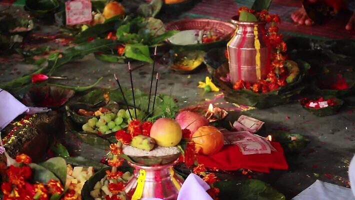 손 남자 아시아 종교 불교 불 사람 동양인 사람없음 컬러풀 기도 시골 사찰 의식 영혼 원주민 연기 가난 성직자 승려 인도인 묘사 명상 복고 예배 향기 네팔 라마 민화 신앙심 힌두교 MOV 해외동영상 클립영상 자연요소 외국인 나라 컬러 컨셉 종교건축 인종 신체부위 아프리카인 그림 냄새 동영상 파일형식