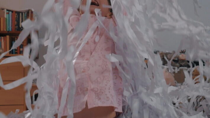 백인 행복 종이 어린이 장난 놀이 휴가 주택 기념 함께함 실내 웃음 사람 소년 사람없음 파티 기쁨 흰색 생일 던지기 흥분 꽃가루 부주의 많음 MOV 해외동영상 슬로모션 클립영상 서양인 기념일 남자 감정 컬러 컨셉 모션 촬영기법 표정 이벤트 내부 건물 가루 동영상 파일형식