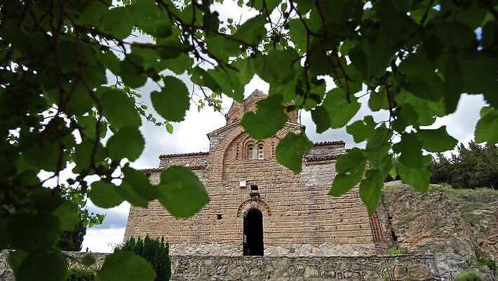 나무 식물 전통 유럽 기독교 종교 호수 여행 십자가 건축양식 하늘 벽돌 산 사람없음 야외 물 파란색 햇빛 교회 맑음 역사 성자 언덕 신성 동쪽 랜드마크 마케도니아 발칸반도 비잔틴 숭배 신앙심 4K MP4 해외동영상 클립영상 자연요소 건축 나라 컬러 종교건축 날씨 건물 태양 방향 동영상 제국 파일형식 남유럽