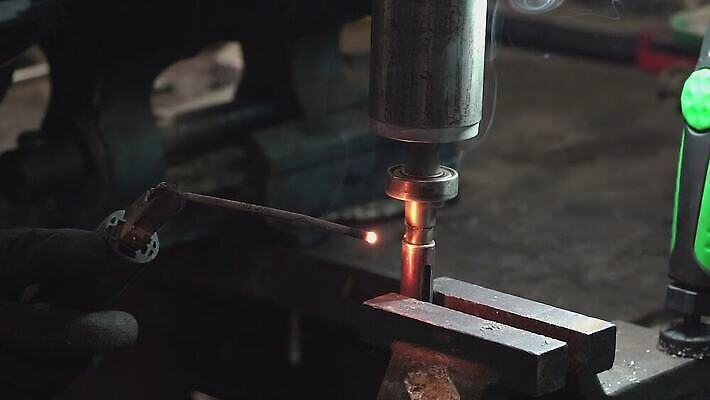 직업 손 산업 공장 모션 불 불꽃 노동자 기술 가면 안전 사람 빛 금속 기계 장비 공구 손전등 업무 작업 뜨거움 작업실 제조 보호 철 정비공 느림 공학 공예가 용접 용접공 조작 철강 4K MOV 해외동영상 슬로모션 클립영상 자연요소 교육 컨셉 공업 재질 조명 촬영기법 신체부위 도구 기술자 동영상 파일형식