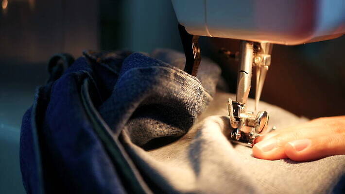 드레스 옷 산업 바지 부분 공장 주택 기술 한명 취미 파란색 빛 기계 장비 청바지 직물 면 바늘 수리 닫기 바느질 디자이너 천 고정 자수 찢어짐 포인트 수공예 재단 재단사 4K MOV 해외동영상 클립영상 직업 1 컬러 공업 모션 하의 사람 건물 금융 도구 공예 동영상 파일형식