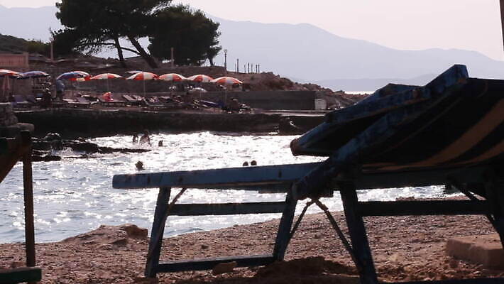 파도 바다 가구 의자 우산 놀이 휴가 휴식 사람 사람없음 야외 목재 태양 여행객 수영 침대 갑판 오브젝트 부식 휴양지 선베드 알바니아 옛날 안락 MOV 해외동영상 클립영상 자연요소 나무 생활용품 컨셉 배_교통 재료 장소 수상스포츠 동영상 파일형식 남유럽