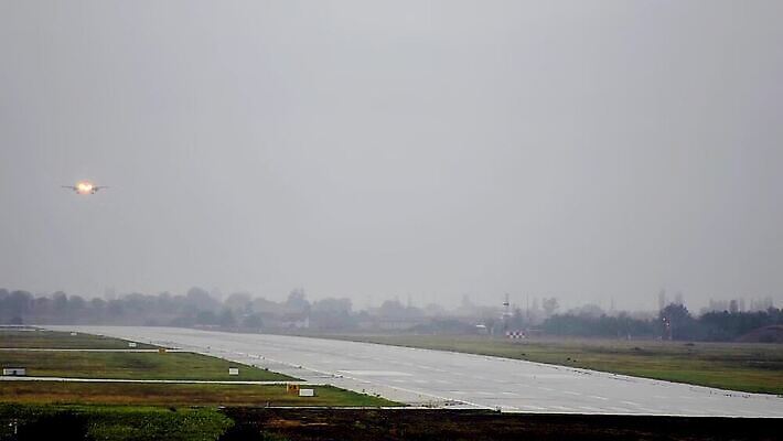 구름 산업 여행 날개 비즈니스 교통시설 하늘 날씨 비행기 사람없음 빛 기계 안개 흰색 바퀴 공항 위험 도착 항공 속도 출발 상업 활주로 제트기 승객 폭풍 엔진 기어 대패 착륙 접근 유도로 MOV 해외동영상 클립영상 자연요소 길 컬러 교통 컨셉 항공교통 대중교통 시설 동영상 파일형식