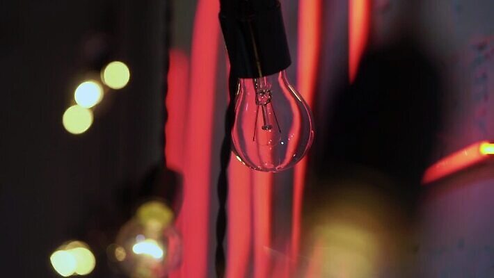 디자인 컨셉 전구 유리 조명 매달리기 미술 사람없음 내부 장식 빛 식당 어둠 힘 장비 에너지 수확 램프 투명 심볼 백열등 천장 복고 샹들리에 철사 빛망울 혁명 광 발명 텅스텐 필라멘트 MOV 해외동영상 클립영상 농업 모션 재질 문화예술 상점 원소 동영상 파일형식