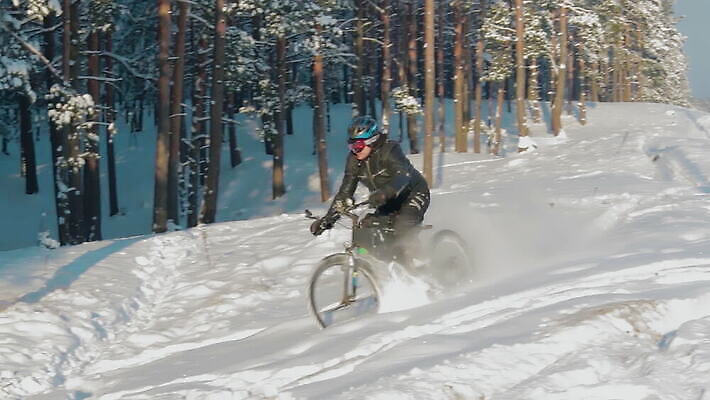 남자 스포츠 겨울 모션 한명 야외 자전거 힘 운전 에너지 오토바이 승차 숲 헬멧 모터 라이더 바이크레이서 바이킹 베터리 산악자전거 MOV 해외동영상 슬로모션 클립영상 1 계절 촬영기법 사람 바이크 보호장비 동영상 파일형식