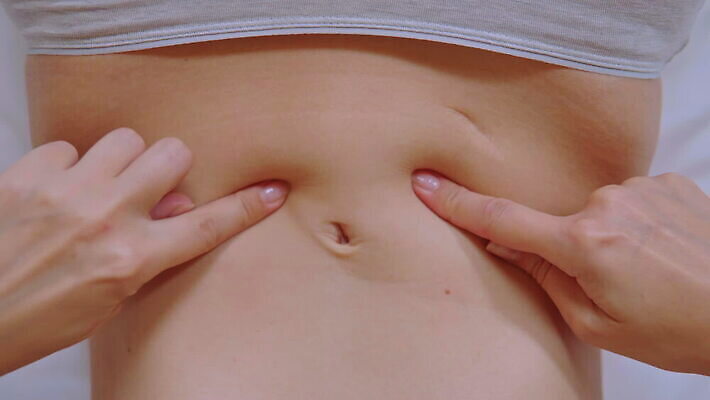 모양 라이프스타일 여자 컨셉 신체 다이어트 성공 건강 관리 한명 사람 성인 빛 뷰티 숫자 침실 회색 흰색 침대 닫기 정상 몸무게 날씬함 허리 측정 긍정 돌봄 얇은 적자 흉터 자극 MOV 해외동영상 클립영상 문자 1 컬러 가구 모션 생활 신체부위 상처 몸매 동영상 파일형식