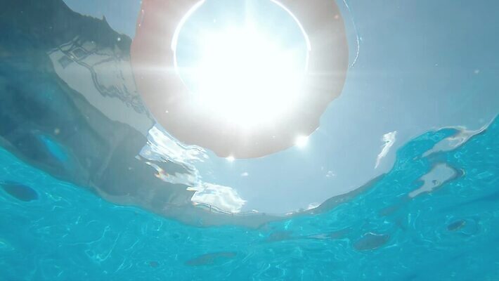 물결 여행 백그라운드 휴가 수영장 경비 안전 사람없음 물 햇빛 맑음 수중 수영 벨트 긴급 반지 도움 원형 구출 보호 위험 사건 당구 싱크대 휴양지 보안 부표 구명용품 안전요원 헬프 생존 1인칭시점 4K MP4 해외동영상 슬로모션 클립영상 자연요소 도형 시선 잡화 컨셉 장신구 날씨 촬영기법 태양 구기 장소 수상스포츠 안전장비 개수대 동영상 파일형식