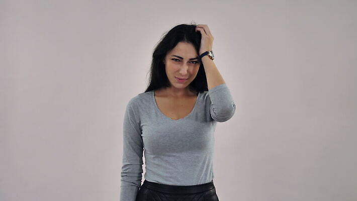 백인 여자 얼굴 백그라운드 스트레스 실내 건강 피곤 관리 한명 사람 성인 머리 고통 터치 슬픔 표현 사찰 비즈니스우먼 좌절 질병 집중 두통 문제 부정적 우울증 편두통 해로움 혼자 혼혈 4K MOV 해외동영상 클립영상 서양인 1 감정 컨셉 비즈니스 의학 종교건축 내부 신체부위 직장인 다문화 동영상 파일형식