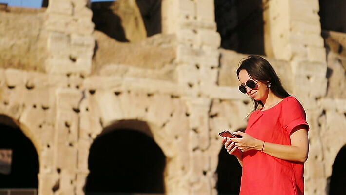 백인 라이프스타일 계절 여자 행복 유럽 여행 건축양식 가족 엄마 휴가 한명 사람 성인 야외 건물 스마트폰 여행객 카메라 사진촬영 이탈리아 흰색 메시지 역사 로마 콜로세움 원형경기장 랜드마크 옛날 MOV 해외동영상 클립영상 서양인 1 건축물 건축 감정 나라 컬러 스포츠시설 관계 생활 전자제품 핸드폰 스마트기기 촬영 경기장 동영상 파일형식