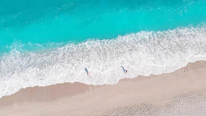 모래 파도 바다 섬 여행 백그라운드 자연 아침 휴가 안테나 사람 사람없음 야외 물 파란색 햇빛 태양 뷰티 여행객 걷기 맑음 고급 그리스 휴양지 카리브해 항공촬영 잔물결 터키석 파라다이스 스플래쉬 4K MOV 해외동영상 클립영상 주간 자연요소 유럽 물결 뷰포인트 컬러 컨셉 통신 모션 날씨 장소 보석 생태계 동영상 파일형식