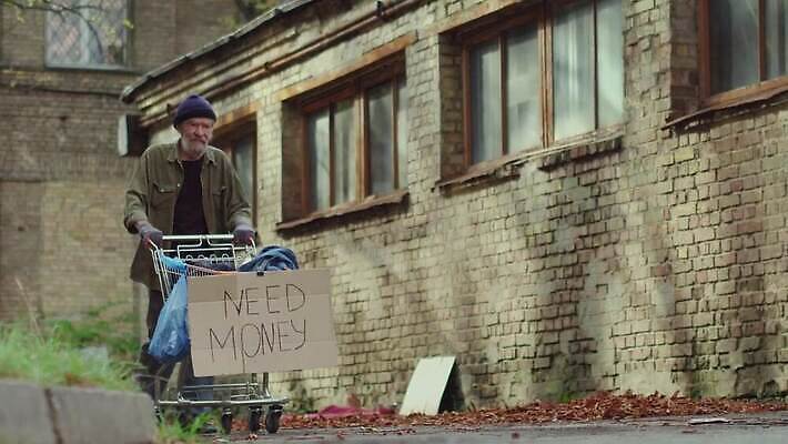 가방 거리 한명 서기 사람 야외 뒷모습 카트 추위 코트 도시 좌절 밀기 가난 버리기 문제 거지 구걸 노숙자 우울증 헬프 4K MP4 해외동영상 클립영상 1 잡화 감정 뷰포인트 컨셉 모션 외투 도움 질병 동영상 파일형식