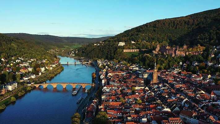 구름 유럽 여행 건축양식 하늘 산 주택 독일 안테나 풍경 사람없음 건물 빛 강 도시풍경 교회 탑 도시 중세 역사 언덕 타운 스카이라인 구시가지 드론 랜드마크 옛날 조감도 4K MOV 해외동영상 클립영상 자연요소 건축물 건축 나라 통신 종교건축 동영상 파일형식