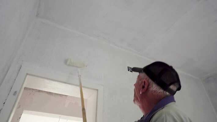 백인 직업 1 남자 행복 벽 자연 휴식 노동자 아파트 주택 실내 사람 성인 사람없음 장식 인테리어 우주 환경 페인트 흰색 공구 업무 얼룩 수리 덧셈 만족 그림 진열장 롤러 페인트붓 화가 주인 업그레이드 조작 프로젝트 카피스페이스 4K MP4 해외동영상 클립영상 서양인 디자인 감정 컬러 컨셉 내부 건물 공백 도구 붓 작업 수학 생태계 동영상 파일형식