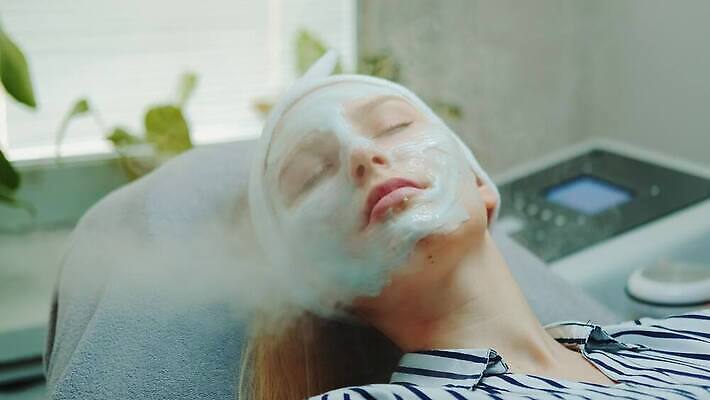 얼굴 신체 휴식 건강 한명 사람 물 뷰티 상점 스파 화장품 수증기 피부 피부관리 기선 내추럴 돌봄 4K MOV 해외동영상 클립영상 자연요소 1 컨셉 배_교통 모션 신체부위 동영상 파일형식