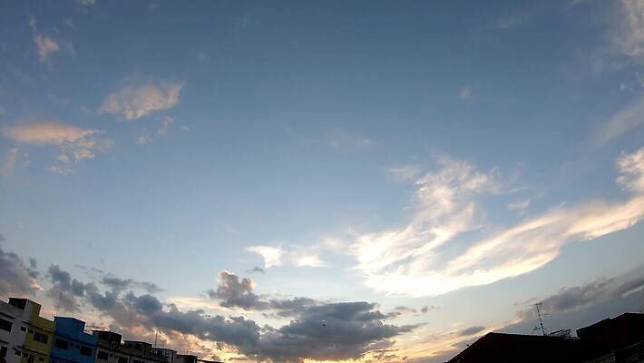 구름 실루엣 컬러 백그라운드 오렌지 자연 하늘 날씨 주택 풍경 사람없음 야외 건물 초록색 여름 파란색 빛 컬러풀 햇빛 태양 우주 일출 맑음 검은색 어둠 일몰 새벽 회색 수확 흰색 야간 저녁 장면 흐림 내추럴 그런지 뇌우 수평선 4K MOV 해외동영상 클립영상 자연요소 건축물 계절 농업 과일 촬영기법 노을 생태계 동영상 파일형식