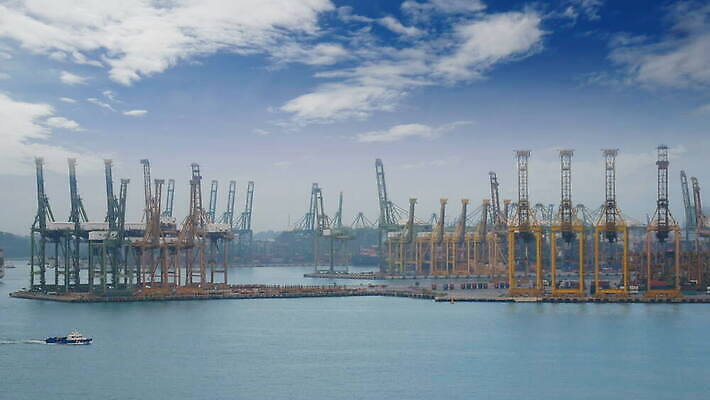 해외 산업 아시아 바다 백그라운드 비즈니스 교통시설 항해 동양인 사람없음 노란색 항구 화물 보트 상품 컨테이너 기중기 해안도시 태평양 패키지 포트 무거움 소매 부둣가 짐싸기 싱가폴 로딩 수입 착륙 4K MOV 해외동영상 클립영상 나라 컬러 교통 배_교통 인종 운송업 도시 중장비 무게 시설 동영상 파일형식