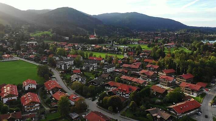 나무 유럽 호수 여행 자연 하늘 산 독일 파노라마 사람없음 야외 물 파란색 관광지 교회 마을 보트 언덕 장면 타운 바이에른 바이에른사람 산맥 4K MOV 해외동영상 클립영상 자연요소 식물 나라 컬러 배_교통 종교건축 촬영기법 건물 도시 생태계 동영상 파일형식