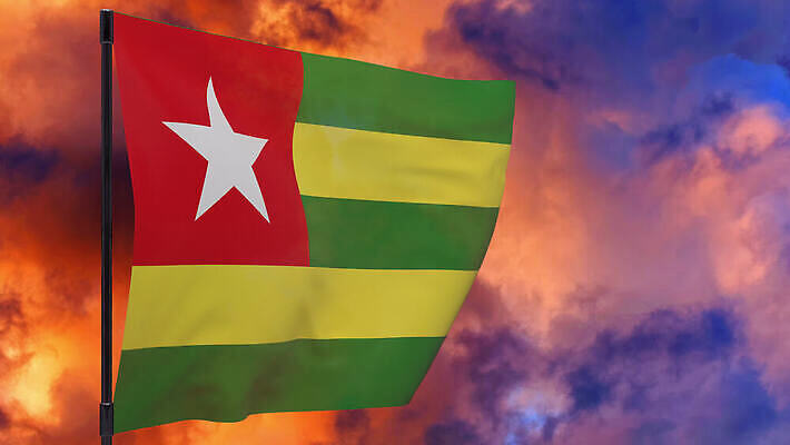 배너 물결 하늘 불 바람 사람없음 빨간색 일몰 깃발 연기 깃대 봉 위기 재앙 전국 토고 4K MOV 해외동영상 클립영상 자연요소 컬러 날씨 노을 동영상 파일형식 서아프리카