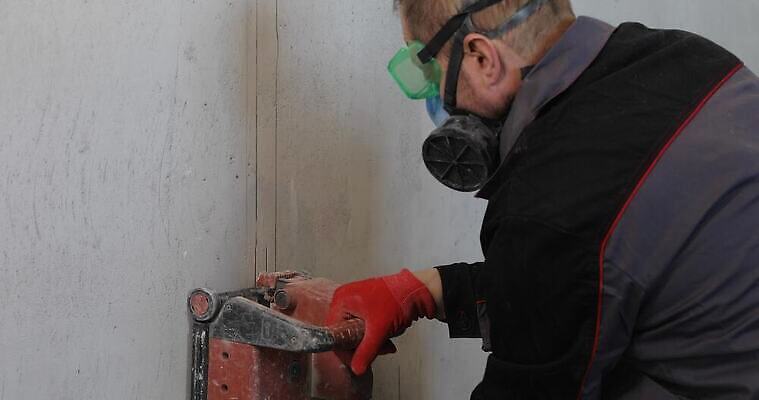 직업 손 산업 벽 벽돌 노동자 주택 실내 한명 안전 힘 기계 장비 과학기술 기구 공구 디스크 원형 구멍 수리 망치 자르기 지루함 서비스 준비 회전 다이아몬드 그라인더 추적 건축업자 복원 콘크리트 배선 4K MOV 해외동영상 클립영상 도형 1 건축 감정 모션 기술 사람 내부 건물 신체부위 한자 도구 질병 보석 동영상 커피용품 파일형식