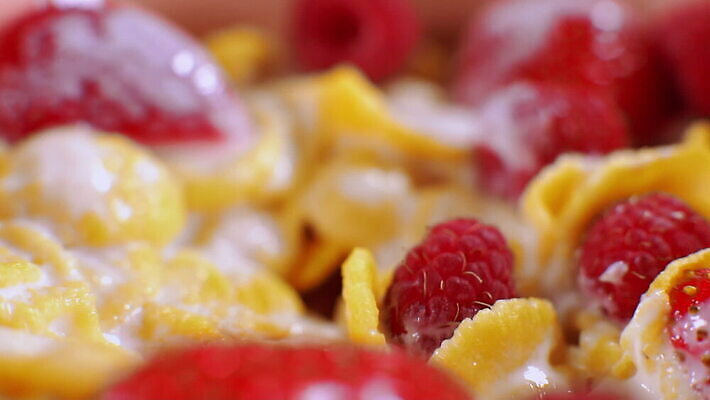 접시 열매 음식 컬러 조각 다이어트 부분 딸기 건강 요리 사람없음 컵 컬러풀 갈색 쌓기 숟가락 식사 우유 신선 사발 붓기 맛 떨어짐 아침식사 혼합 균형 시리얼 먹기 산딸기 서빙 요거트 건강식 내추럴 단백질 뮤즐리 배급 섞기 탄수화물 핸드메이드 맛있는 MOV 해외동영상 클립영상 식물 식기 컨셉 과일 모션 유제품 수저 사기그릇 동영상 영양소 파일형식