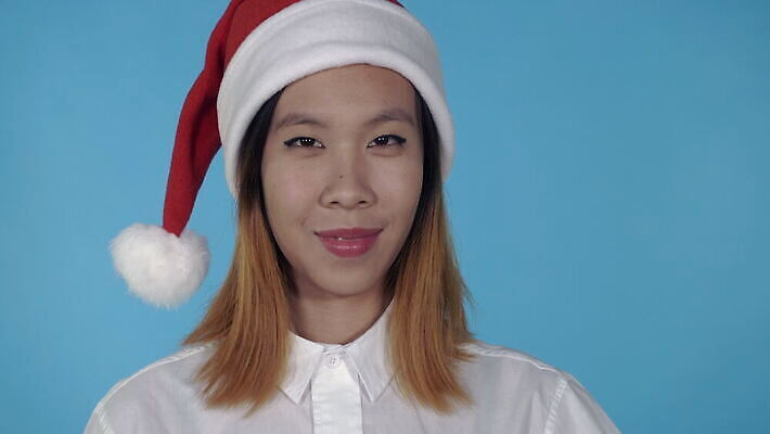 모자 손 여자 행복 얼굴 백그라운드 크리스마스 겨울 산타모자 청소년 휴가 새해 한명 미소 동양인 20대 성인 파란색 청춘 뷰티 산타클로스 유행 기쁨 인사 닫기 심볼 사인 잔치 안녕 의사소통 성인여자만 클라우스 밀레니얼 4K MOV 해외동영상 클립영상 모자_잡화 1 잡화 계절 기념일 감정 컬러 컨셉 모션 표정 사람 인종 청년 신체부위 경제 예절 동영상 여자만 성인만 파일형식