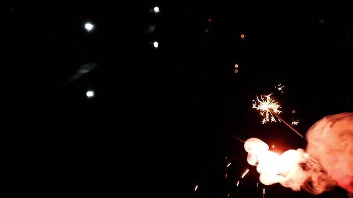 기념일 행복 별 컬러 백그라운드 크리스마스 벽지 불 추상 휴가 새해 기념 폭죽 불꽃놀이 이벤트 사람없음 장식 빨간색 빛 컬러풀 파티 검은색 축제 어둠 에너지 흰색 축하 생일 황금 야간 폭발 연도 보케 쇼 광 독립 블러 MP4 해외동영상 클립영상 자연요소 감정 컨셉 무늬 놀이 동영상 파일형식
