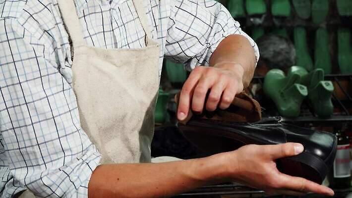 직업 손 산업 신발 비즈니스 공장 노동자 기술 실내 창조 상점 장비 직물 업무 체험 작업실 수리 제조 상품 가죽 디자이너 천 청소 서비스 광택 닦기 소매 장인 주인 수공예 재단 방법 조작 핸드메이드 4K MOV 해외동영상 클립영상 컨셉 공업 모션 내부 신체부위 작업 공예 동영상 파일형식