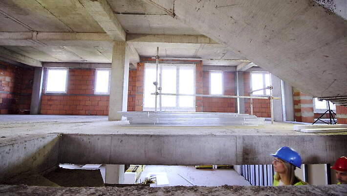 백인 직업 모자 산업 비즈니스 공장 성공 노동자 직장 안전 사람 성인 내부 두명 건물 노란색 계단 장비 조끼 업무 작업 자신감 그룹 엔지니어 보호 안전모 헬멧 건축가 땅 아래 시설 오르기 형광등 감독관 공학 건축업자 투자자 프로젝트 4K MOV 해외동영상 클립영상 서양인 건축물 잡화 교육 건축 감정 컬러 컨셉 회사 공업 모션 전등 외투 기술자 안전장비 보호장비 방향 투자 위치 동영상 파일형식