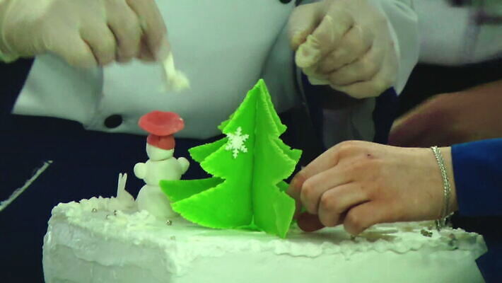 손 음식 포즈 유니폼 다이어트 과일 재료 손가락 디저트 요리 장식 쿠키 케이크 주방 식당 초콜릿 숟가락 요리사 저녁식사 빵집 샐러드 작업 달콤 보호 굽기 만들기 베리 스터핑 음식준비 제빵사 페스츄리 MOV 해외동영상 클립영상 직업 옷 빵 컨셉 모션 수저 건강 신체부위 상점 식사 맛 구이 준비 동영상 파일형식