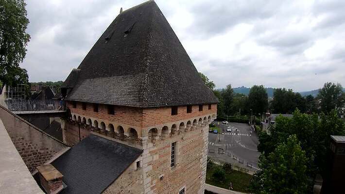 유럽 도로 여행 건축양식 산 풍경 사람없음 야외 관광지 도시풍경 여행객 프랑스 도시 역사 장면 타운 남쪽 프랑스어 랜드마크 옛날 4K MP4 해외동영상 클립영상 문자 건축 나라 길 교통시설 사람 방향 동영상 파일형식