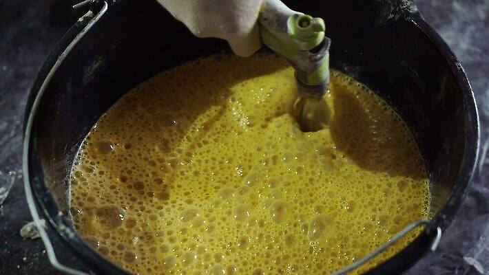 직업 산업 벽 표면 노동자 주택 실내 사람없음 내부 건물 인테리어 노란색 페인트 장비 젖음 공구 붓 업무 액체 수리 혼합 천 양동이 묘사 서비스 그림 시멘트 롤러 화가 건축업자 계약자 마무리 마지막 복원 섞기 업그레이드 콘크리트 신청 4K MOV 해외동영상 클립영상 건축물 디자인 건축 컬러 도구 직물 작업 계약 동영상 파일형식