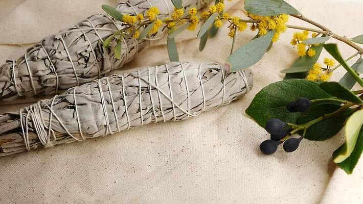 줄 요가 휴식 사람없음 치료 미국 화목 약재 흰색 분위기 원주민 약초 샌들 신비 인도인 청소 보따리 향기 신성 아로마테라피 연소 세이지 자연요법 핸드메이드 4K MP4 해외동영상 클립영상 외국인 웰빙 컬러 신발 컨셉 북아메리카 의학 동양인 약 풀_식물 아프리카인 냄새 테라피 동영상 파일형식