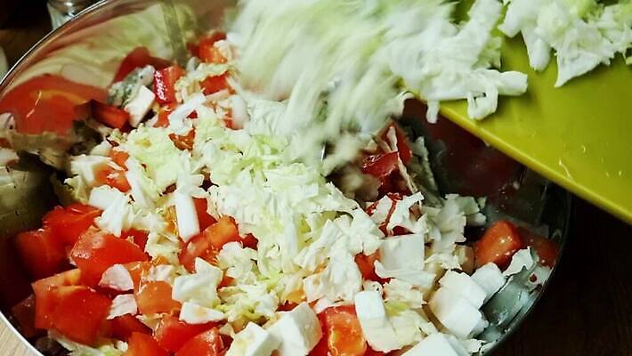 직업 전통 손 조각 컨셉 잎 다이어트 양파 요리 사람없음 신체부위 초록색 주방 당근 샐러드 업무 붓기 닫기 상추 자르기 준비 회전 날것 비타민 건강식 내추럴 점심식사 목판 무생채 섞기 절임 놓기 비건음식 MOV 해외동영상 클립영상 식물 음식 컬러 채소 모션 뿌리채소 건강 사람 식사 작업 동영상 영양소 파일형식 비건