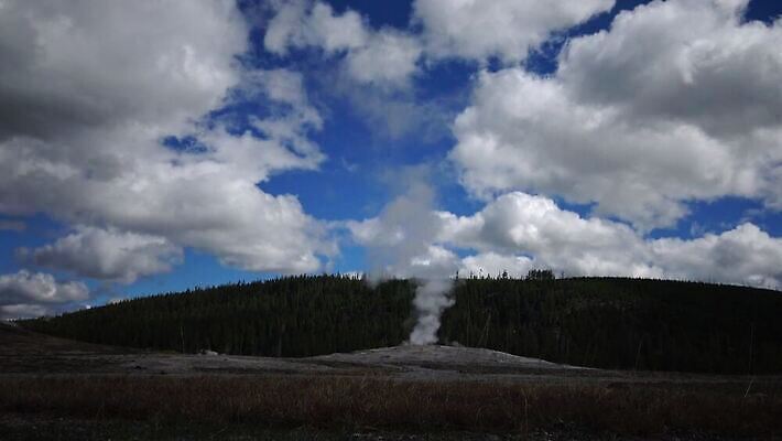 구름 여행 북아메리카 자연 하늘 휴가 파노라마 국립공원 풍경 사람없음 물 세계 여행객 미국 봄 에너지 액체 재산 수증기 숲 폭발 땅 언덕 내추럴 와이오밍 지열 4K MP4 해외동영상 클립영상 자연요소 계절 공원 촬영기법 아메리카 사람 금융 생태계 동영상 파일형식