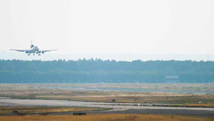 교통시설 날씨 비행기 사람없음 화물 공항 파일럿 도착 항공 속도 활주로 제트기 우주산업 기어 대패 접근 항공사 4K MOV 해외동영상 클립영상 직업 산업 길 교통 항공교통 대중교통 우주 운송업 시설 동영상 파일형식