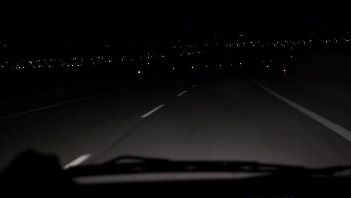 도로 이동 교통시설 모션 자동차 거리 실내 안전 사람없음 내부 빛 검은색 어둠 운전 도시 바퀴 고속도로 운전사 야간 속도 라디오 네비게이션 GPS 블러 속도계 자동 1인칭시점 4K HD MP4 해외동영상 클립영상 자연요소 직업 시선 길 육상교통 컬러 교통 컨셉 전자제품 시설 동영상 파일형식