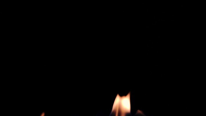 종교 백그라운드 촛불 불꽃 사람없음 빛 노란색 귀여움 검은색 어둠 뜨거움 그룹 야간 작음 모닥불 심볼 연소 고립 광 화상 많음 4K MOV 해외동영상 클립영상 자연요소 컬러 컨셉 초 불 상처 크기 동영상 파일형식
