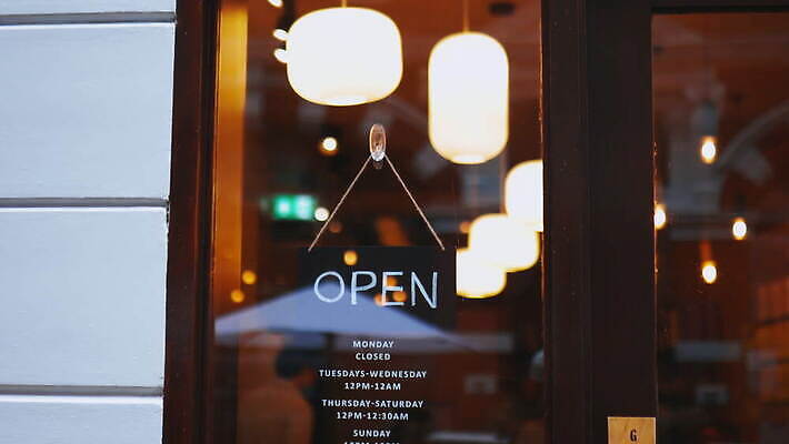 주간 전통 라이프스타일 문화 음료 벽 비즈니스 텍스트 창문 유리 전등 영국 잉글랜드 주류 매달리기 동양인 사람없음 야외 내부 목재 초록색 단어 반사 문 상점 일본 저녁식사 수확 흰색 알코올 바 오픈 편지 심볼 오브젝트 서비스 사인 런던 환영 소매 점심식사 파이프라인 스타일 4K MOV 해외동영상 클립영상 자연요소 나무 문자 유럽 아시아 컬러 농업 재료 모션 재질 조명 인종 생활 식사 파이프_관 동영상 파일형식