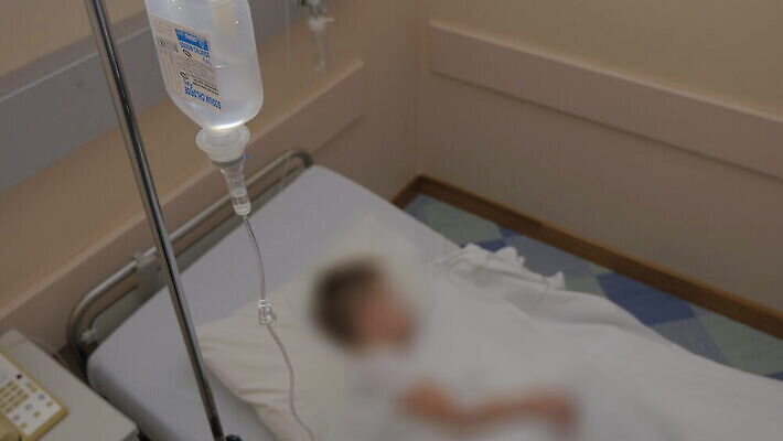 어린이 건강 병원 치료 약 고통 장비 흐름 침대 긴급 도움 구출 떨어짐 질병 구급차 정맥 순서 거짓말 돌봄 치유 투입 헬프 4K MOV 해외동영상 클립영상 감정 가구 컨셉 의학 모션 자동차 사람 혈관 동영상 파일형식