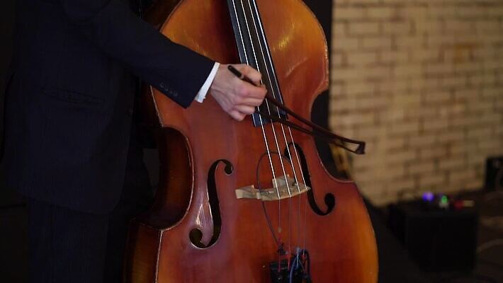 백인 드레스 여자 남자 줄 음악 놀이 사람 이벤트 성인 사람없음 목재 소리 콘서트 공연 음악가 기구 잡기 괴짜 클래식 바이올린 열정 첼로 재즈 바이올리니스트 오케스트라 교향곡 뮤지컬 비올라 실행 플레이어 MOV 해외동영상 클립영상 서양인 나무 직업 옷 감정 컨셉 재료 모션 현악기 문화예술 연주자 악단 동영상 파일형식 찰현악기