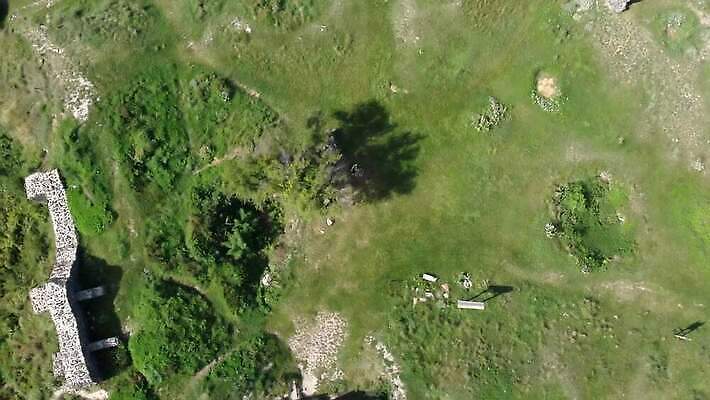 나무 유럽 문화 벽 여행 건축양식 하늘 산 풍경 사람없음 야외 건물 초록색 하이앵글 탑 바위 성 중세 역사 숲 언덕 화산 헝가리 천연기념물 드론 랜드마크 안뜰 옛날 조감도 파멸 4K MP4 해외동영상 클립영상 식물 건축물 건축 나라 뷰포인트 컬러 컨셉 돌_바위 동영상 동유럽 파일형식 소멸